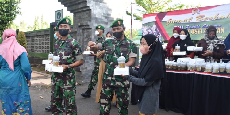 Menjemput Berkah, Kodim 0811 Tuban Bagikan Takjil