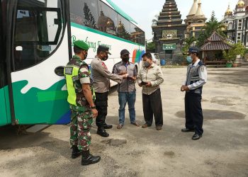 Personil Kodim 0811 Tuban Bersama Aparat Gabungan Jaga Pos Pam Lebaran Perbatasan Jawa Timur – Jawa Tengah