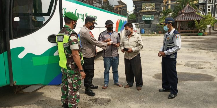 Personil Kodim 0811 Tuban Bersama Aparat Gabungan Jaga Pos Pam Lebaran Perbatasan Jawa Timur – Jawa Tengah
