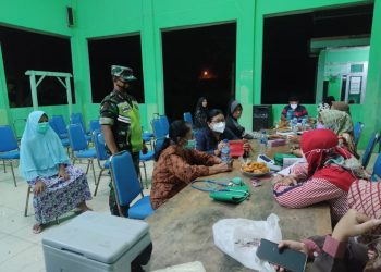 Babinsa Tambakboyo Tuban Dampingi Warga Saat Vaksinasi Covid-19 Dukung Percepatan Vaksin