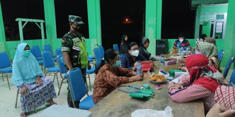 Babinsa Tambakboyo Tuban Dampingi Warga Saat Vaksinasi Covid-19 Dukung Percepatan Vaksin