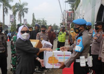 Berikan Bingkisan Pada Petugas, Bupati Anna Pantau Posko Pemudik