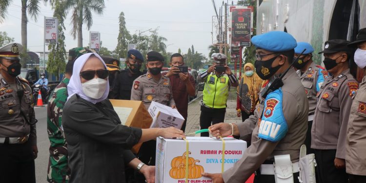 Berikan Bingkisan Pada Petugas, Bupati Anna Pantau Posko Pemudik