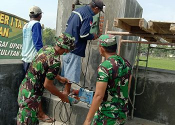 WUJUD KARYA BAKTI KODIM 0811 TUBAN DENGAN PEMBUATAN TUNGKU PEMBAKAR SAMPAH