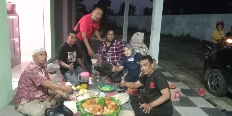 Berbagi Takjil  Bersama Awak Media  dan LSM