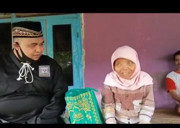 Warga PSHT Rayon Tileng Baksos Bagi Paket Sembako Gratis