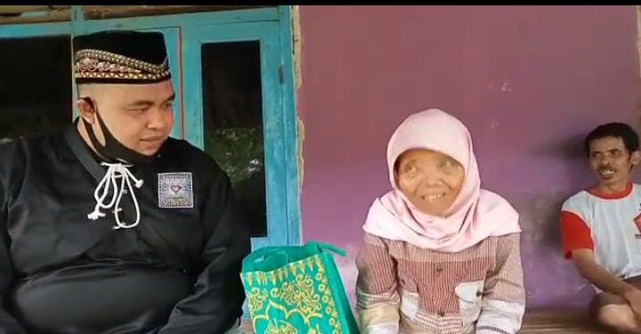 Warga PSHT Rayon Tileng Baksos Bagi Paket Sembako Gratis