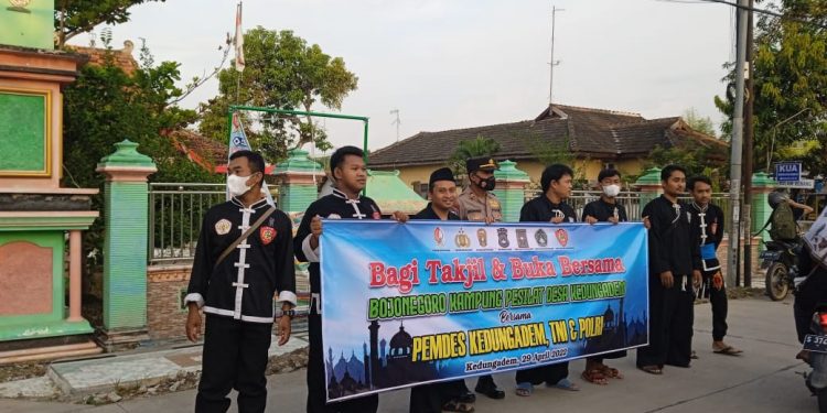 Bojonegoro kampung pesilat (BKP) Desa Kedungadem  Bagi-bagi Takjil