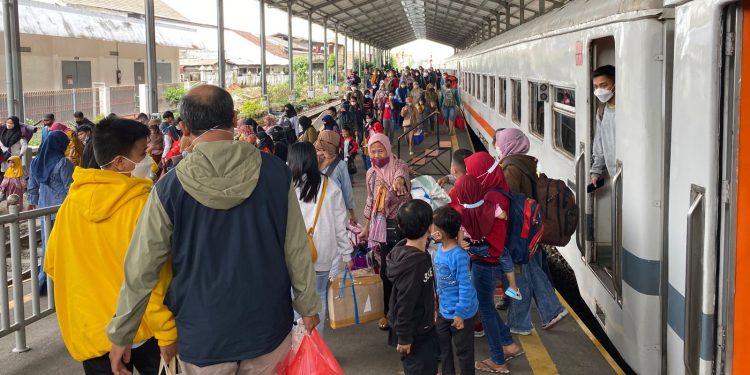 Stasiun KAI Bojonegoro H-2 Lebaran 1443 H Dipadati Pemudik