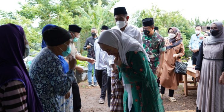 Safari Ramadhan Dihari Terakhir, Bupati Anna Blusukan Ke Dusun Tapal Batas Selatan Bojonegoro