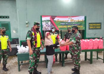 Ramadhan Penuh Berkah, Koramil 0811/12 Bancar Tuban Bagikan Takjil Dan Nasi Kotak