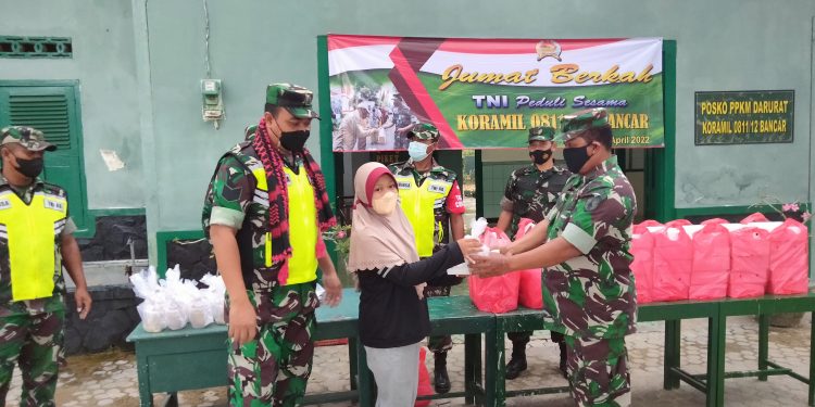 Ramadhan Penuh Berkah, Koramil 0811/12 Bancar Tuban Bagikan Takjil Dan Nasi Kotak