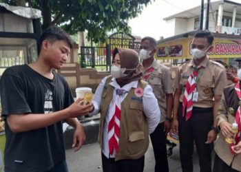 Bersama Kwarcab Pramuka, Wabup Ponorogo Bagikan Minyak Goreng Bikinan Anak Pramuka