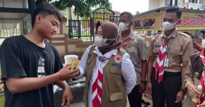 Bersama Kwarcab Pramuka, Wabup Ponorogo Bagikan Minyak Goreng Bikinan Anak Pramuka