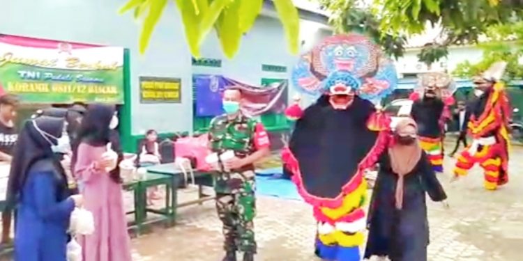 Peduli Dengan Sesama, Koramil 0811/12 Bancar Tuban Bersama Pramuka Saka Wira Kartika Bagikan Takjil Yang Dihibur Oleh Kesenian Tradisional Barongan