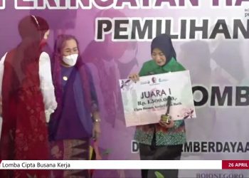 Tampil Apa Adanya, Yuni Arba’atun Sabet Juara Lomba Cipta Busana Kerja Tingkat Kabupaten Bojonegoro