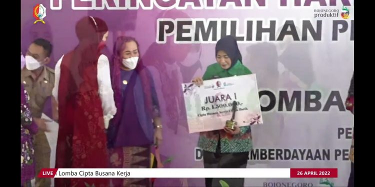 Tampil Apa Adanya, Yuni Arba’atun Sabet Juara Lomba Cipta Busana Kerja Tingkat Kabupaten Bojonegoro