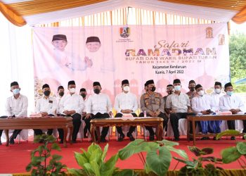 Pada Safari Ramadhan Pertama Bupati Lindra Berikan Insentif Kepada 680 Guru TPQ
