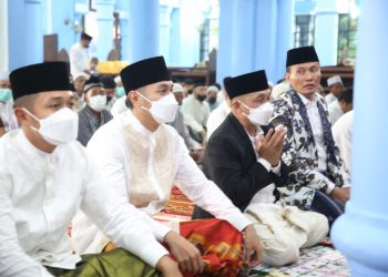 Bersama Keluarga, Mas Bupati Sholat Idul Fitri di Masjid Agung Tuban
