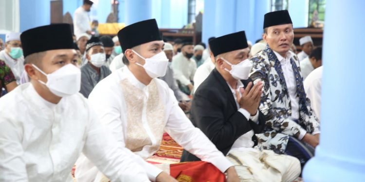Bersama Keluarga, Mas Bupati Sholat Idul Fitri di Masjid Agung Tuban