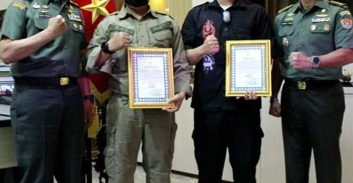 Kadislitbangad Serahkan Sertifikat Perpanjangan IPP Shet Rompi Tahan Peluru