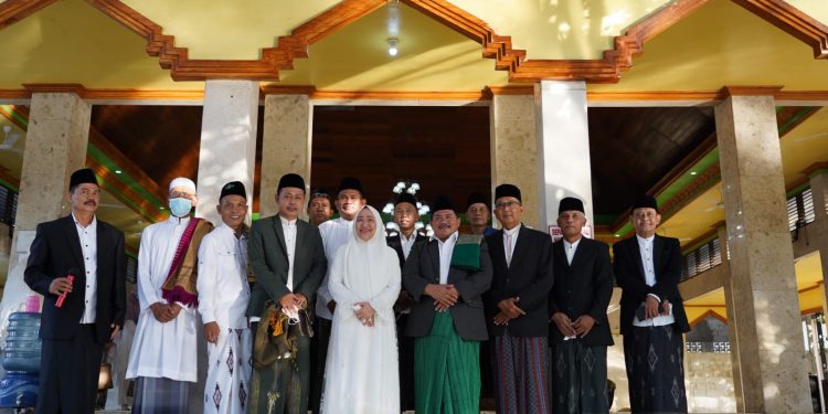Bupati Anna Mu’awanah Tunaikan Shalat Idul Fitri Di Masjid Baabus shofa