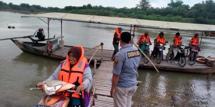 Antisipasi Kejadian Yang Tidak Diinginkan, Dishub Bojonegoro Himbau Pengelola Wisata Air Patuhi Keselamatan Penyeberangan