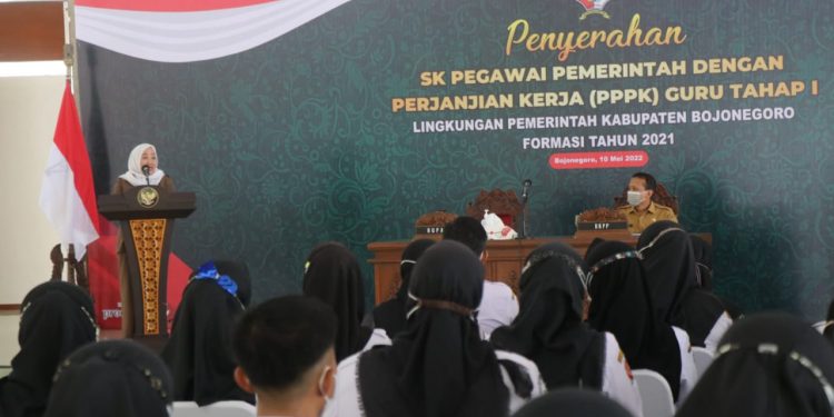 Senyum Merekah Penuh Rasa Syukur, Sebanyak 250 Guru di Bojonegoro Terima SK PPPK