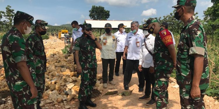 Dandim 0811 Tuban Bersama Forkopimda Dampingi Pamen Ahli Bid. Sosbud Pangdam V /BRW, Tinjau Lokasi TMMD