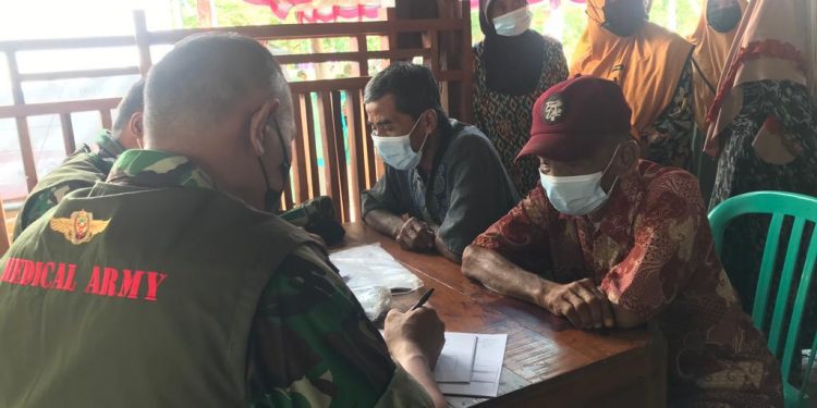 TMMD 113 Kodim 0811 Tuban Beri Pengobatan Gratis Kepada Masyarakat