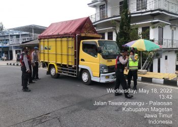 Polres Magetan Bersama Tim Satgas PMK Lakukan Pengecekan Mobilitas Hewan Ternak di Posko Check Point Perbatasan Jatim Jateng