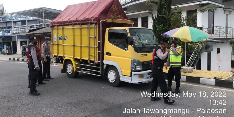 Polres Magetan Bersama Tim Satgas PMK Lakukan Pengecekan Mobilitas Hewan Ternak di Posko Check Point Perbatasan Jatim Jateng