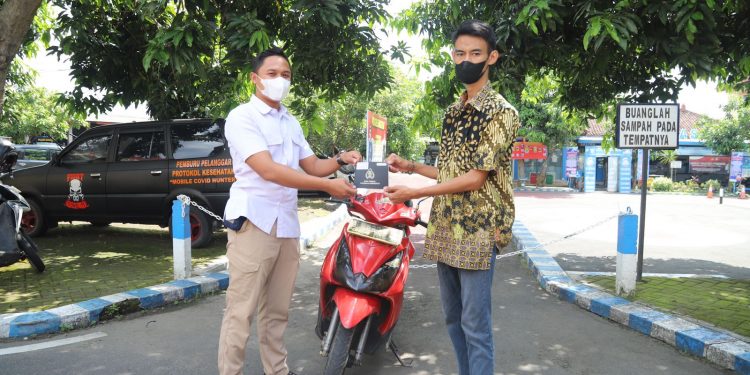 Respon Cepat Reskrim Polres Magetan Menangani Pengaduan, Dan Menyerahkan Motor Barang bukti Tanpa Biaya