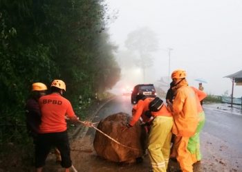 Tanggap Bencana, Anggota Polri Dan BPBD Serta Masyarakat Bersihkan Material Tanah Longsor Di Jalur Wisata Tembus Sarangan
