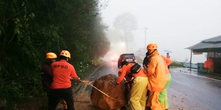 Tanggap Bencana, Anggota Polri Dan BPBD Serta Masyarakat Bersihkan Material Tanah Longsor Di Jalur Wisata Tembus Sarangan