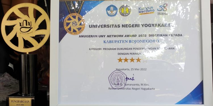 Pemkab Bojonegoro Raih Anugerah UNY Network Award 2022 kategori program dukungan pengembangan SDM terbaik