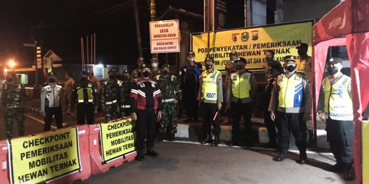 Cegah PMK, Polres Magetan Bersama Instansi Terkait Gelar Razia Dan Penyekatan Di Cek Point Perbatasan