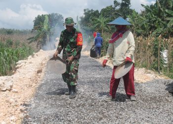 Suwarni Srikandi Kaligede Bantu TMMD Ke 113 Kodim 0811 Tuban