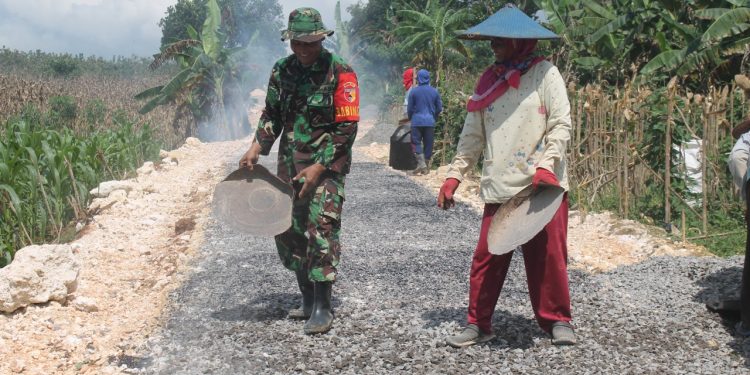Suwarni Srikandi Kaligede Bantu TMMD Ke 113 Kodim 0811 Tuban