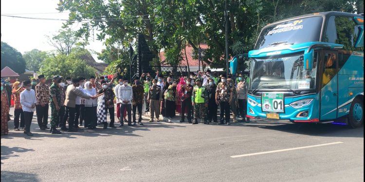 Bupati Bojonegoro Secara Simbolis Pimpin Pemberangkatan CJH di Pendopo Malowopati