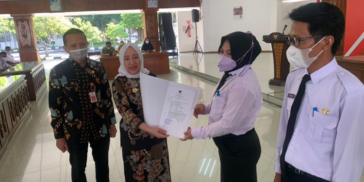 Sebanyak 93 Guru Menerima SK PPPK Yang Diserahkan Oleh Bupati Bojonegoro