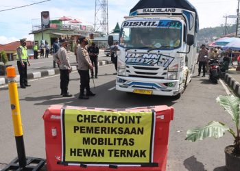 Cegah Penyebaran PMK, Kapolres Magetan Pimpin Langsung Penyekatan Mobilitas Hewan Ternak