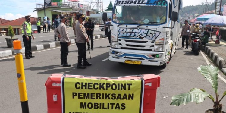 Cegah Penyebaran PMK, Kapolres Magetan Pimpin Langsung Penyekatan Mobilitas Hewan Ternak