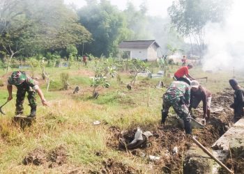 TNI dan Warga Pomahan Gotong Royong Bersihkan Makam Desa, Sukseskan BBGRM XIX