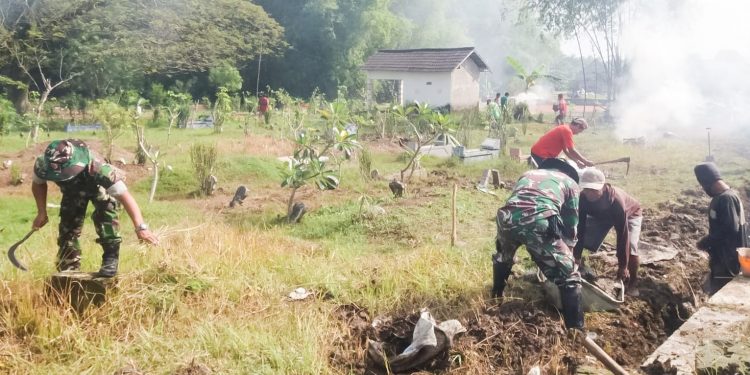 TNI dan Warga Pomahan Gotong Royong Bersihkan Makam Desa, Sukseskan BBGRM XIX