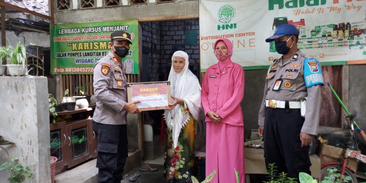 Menyambut Hari Bhayangkara ke-76, Kapolsek Widang Gelar Anjangsana dan Baksos Kepada Purnawirawan serta Warakawuri