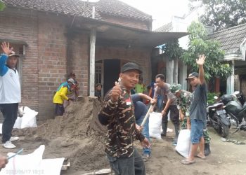 Gotong Royong Desa Balongcabe, kecamatan Kedungadem Bantu Perbaiki Rumah Warga