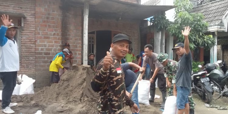 Gotong Royong Desa Balongcabe, kecamatan Kedungadem Bantu Perbaiki Rumah Warga