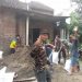 Gotong Royong Desa Balongcabe, kecamatan Kedungadem Bantu Perbaiki Rumah Warga
