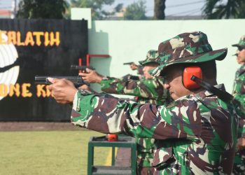 Uji ketangkasan menembak dengan  Pistol, Personil Korem 084/BJ di Latih Secara Periodik